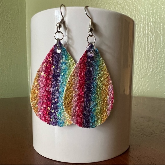 ❗️2/$10 or 3/$12❗️ NWT Rainbow Tear Drop Glittery Earrings - Picture 2 of 3